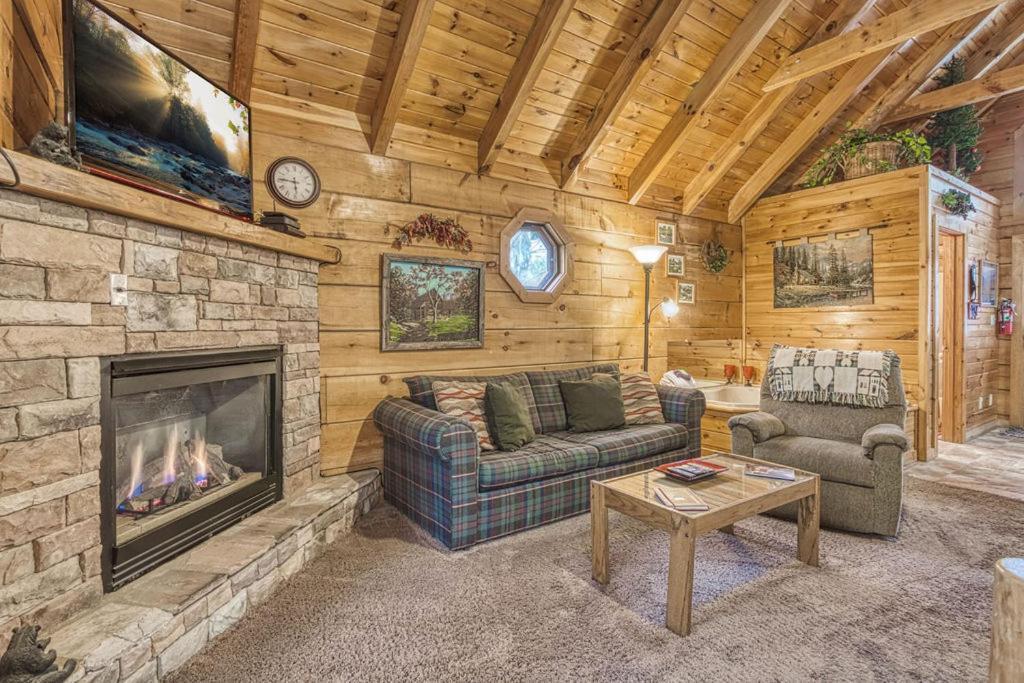 Mountain Eden, Hot Tub, Resort Pool, Wifi, 1089 Free Tickets Each Paid Day, Dollywood And More Gatlinburg Exterior foto