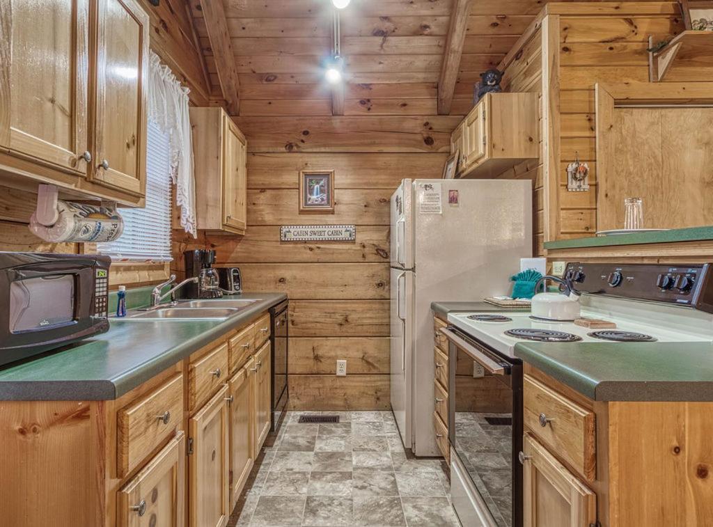 Mountain Eden, Hot Tub, Resort Pool, Wifi, 1089 Free Tickets Each Paid Day, Dollywood And More Gatlinburg Exterior foto
